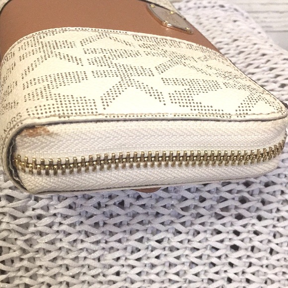 Michael Kors Jet Set Center Stripe Wallet - Picture 8 of 16